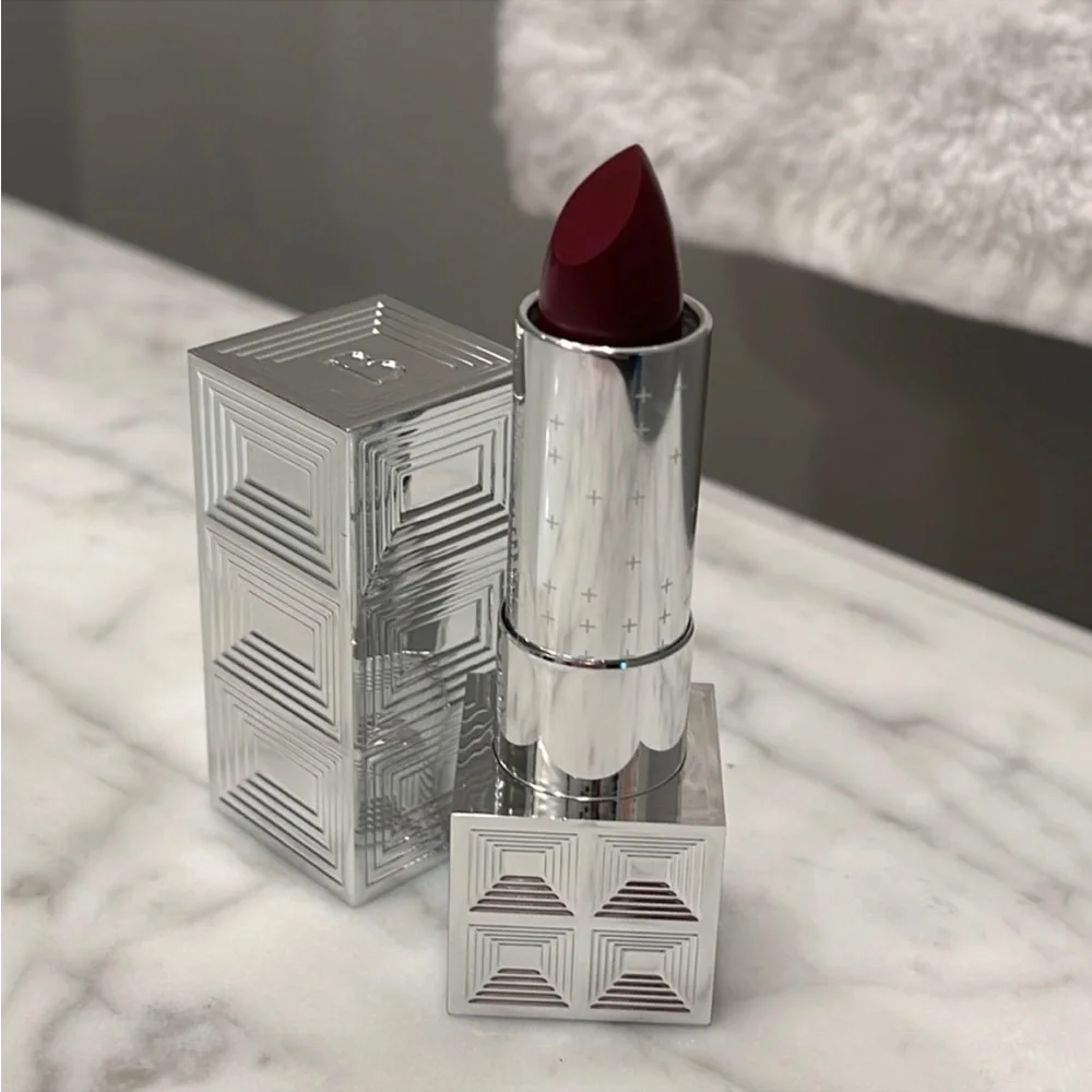 Belle en Argent Auteur Creme Lip Color in Smoking On Screen